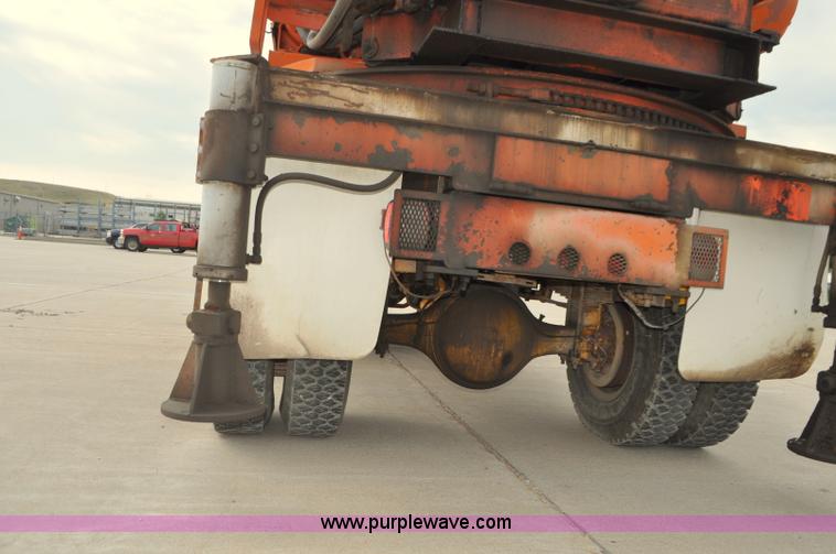 image for item G7430 1981 International 1824 drilling rig truck