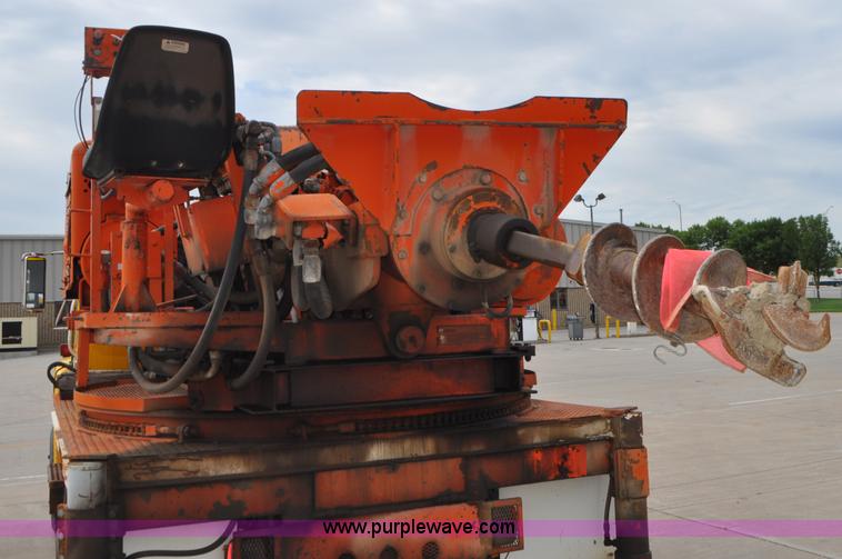 image for item G7430 1981 International 1824 drilling rig truck