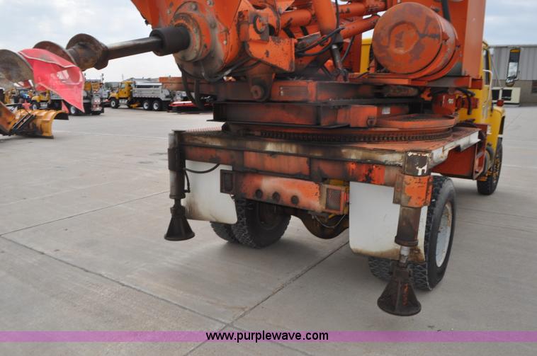 image for item G7430 1981 International 1824 drilling rig truck