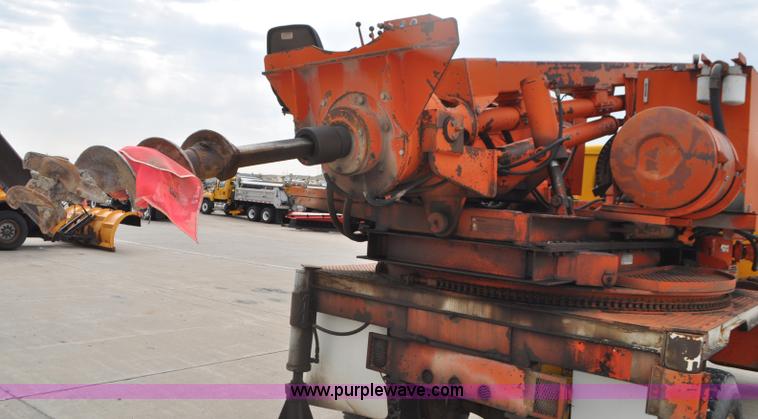 image for item G7430 1981 International 1824 drilling rig truck