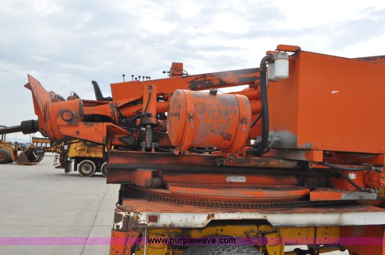 image for item G7430 1981 International 1824 drilling rig truck