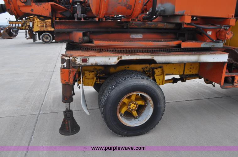 image for item G7430 1981 International 1824 drilling rig truck