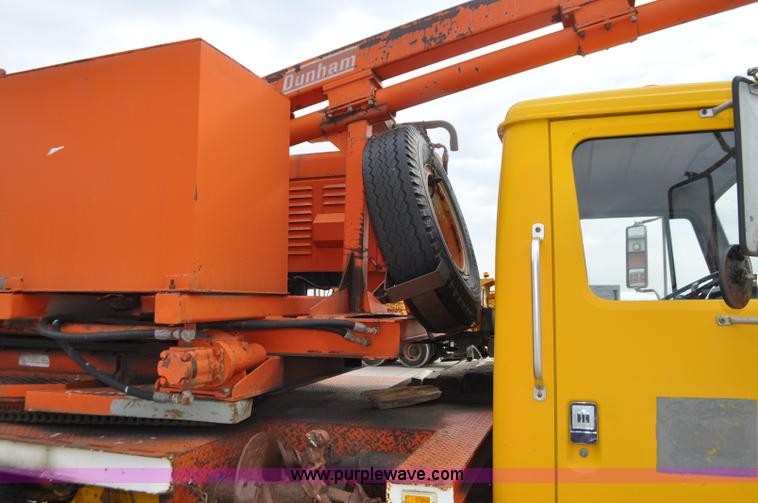 image for item G7430 1981 International 1824 drilling rig truck