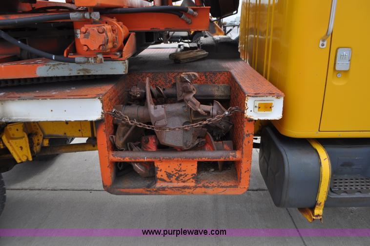 image for item G7430 1981 International 1824 drilling rig truck