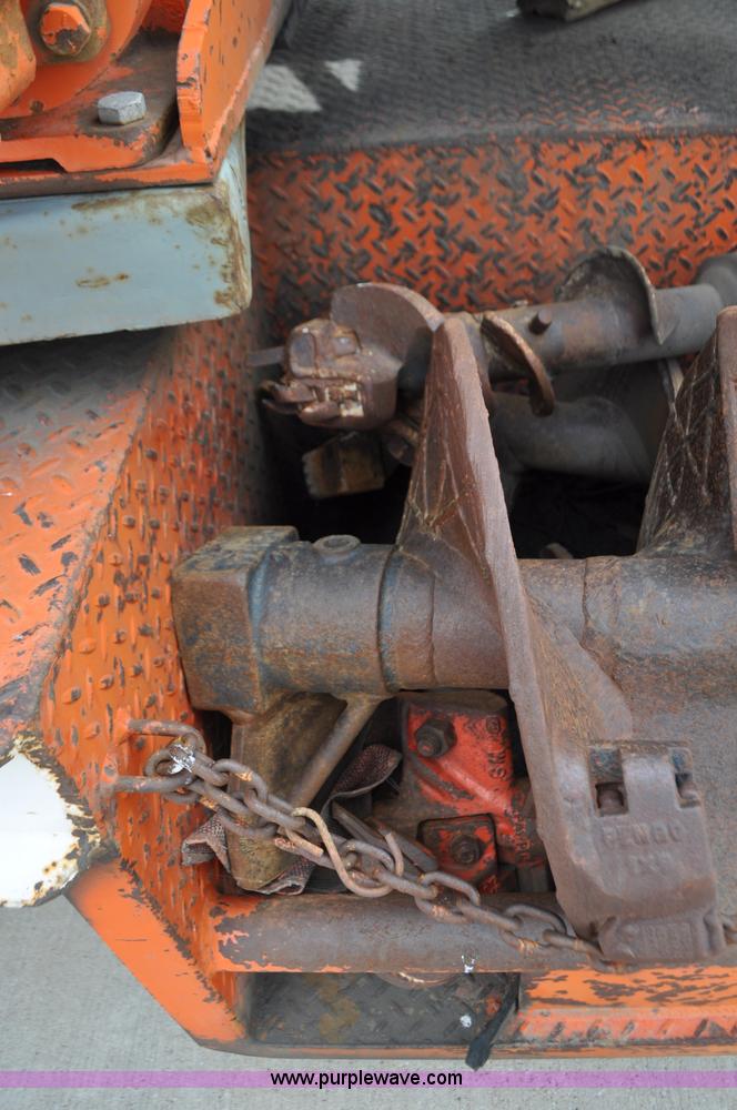 image for item G7430 1981 International 1824 drilling rig truck