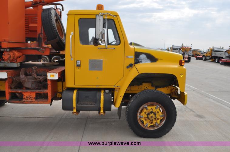 image for item G7430 1981 International 1824 drilling rig truck