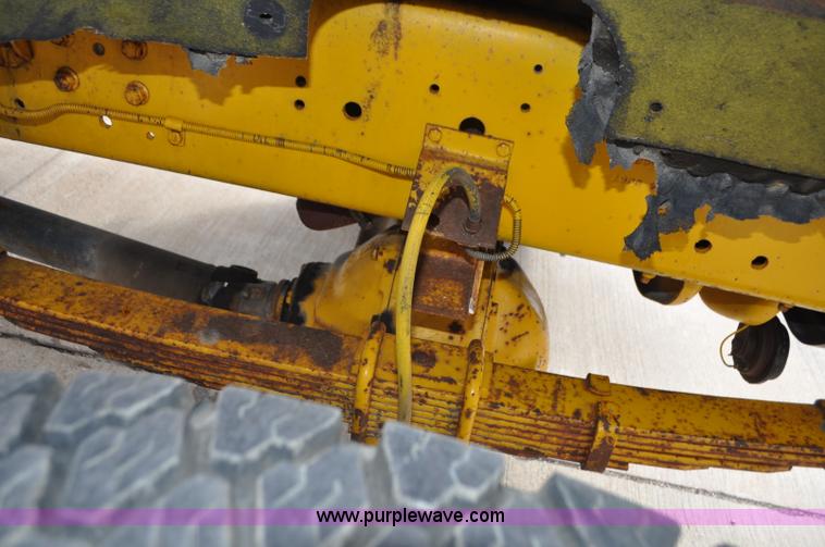image for item G7430 1981 International 1824 drilling rig truck