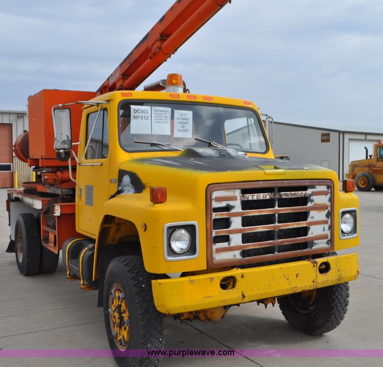 image for item G7430 1981 International 1824 drilling rig truck