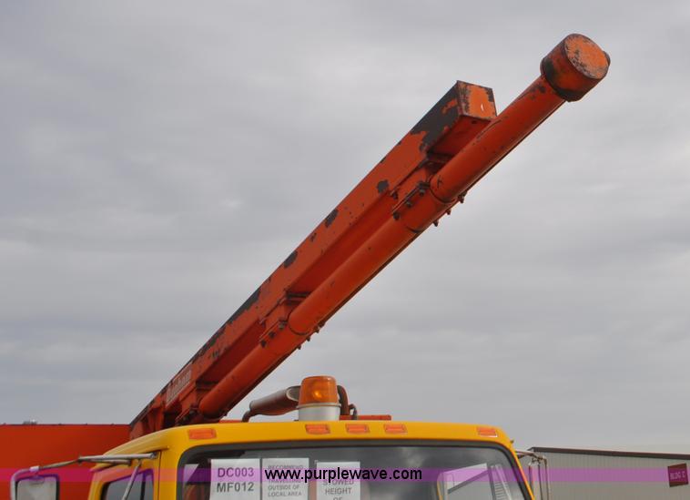 image for item G7430 1981 International 1824 drilling rig truck