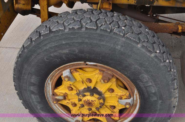 image for item G7430 1981 International 1824 drilling rig truck