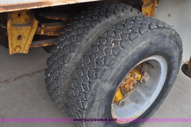 image for item G7430 1981 International 1824 drilling rig truck