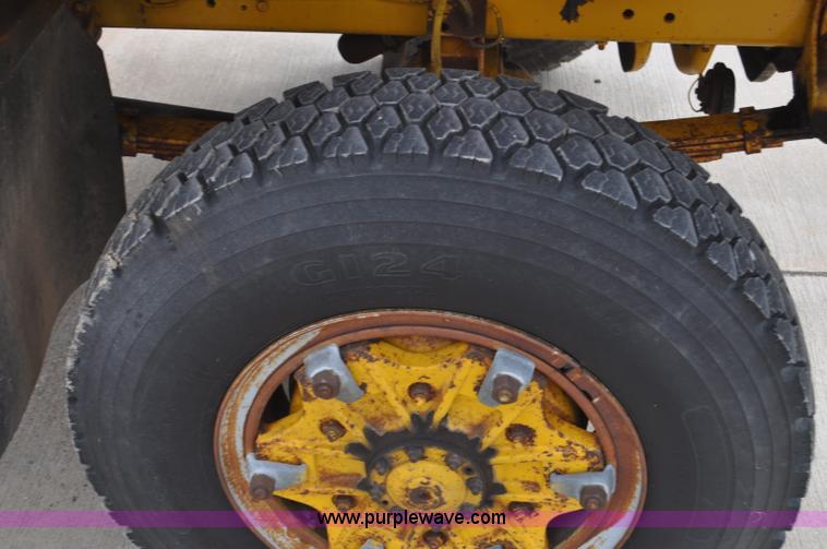 image for item G7430 1981 International 1824 drilling rig truck