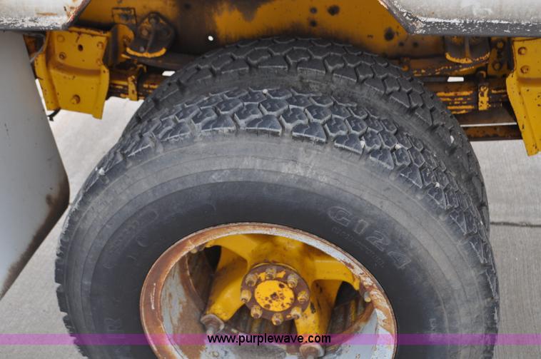 image for item G7430 1981 International 1824 drilling rig truck