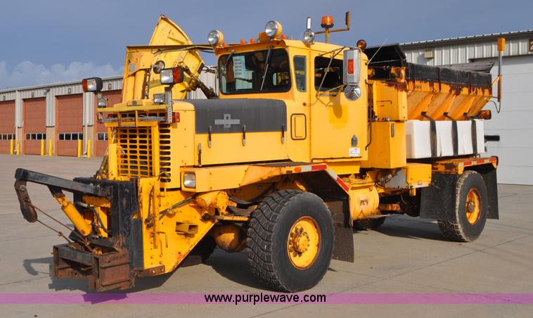 image for item G7431 1989 Oshkosh P25261 plow/spreader truck