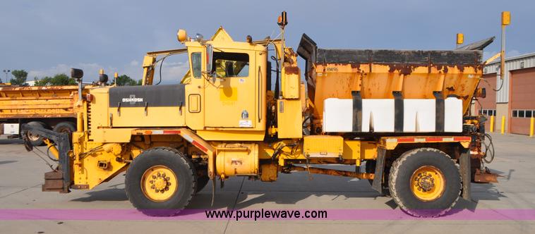 image for item G7431 1989 Oshkosh P25261 plow/spreader truck