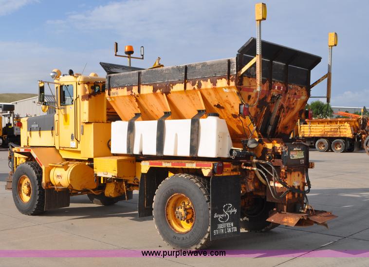 image for item G7431 1989 Oshkosh P25261 plow/spreader truck