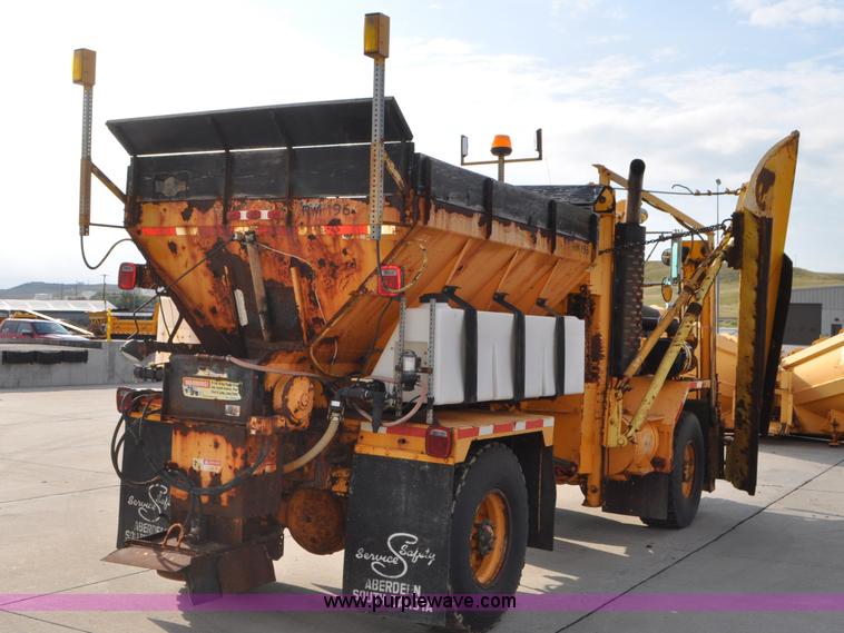 image for item G7431 1989 Oshkosh P25261 plow/spreader truck