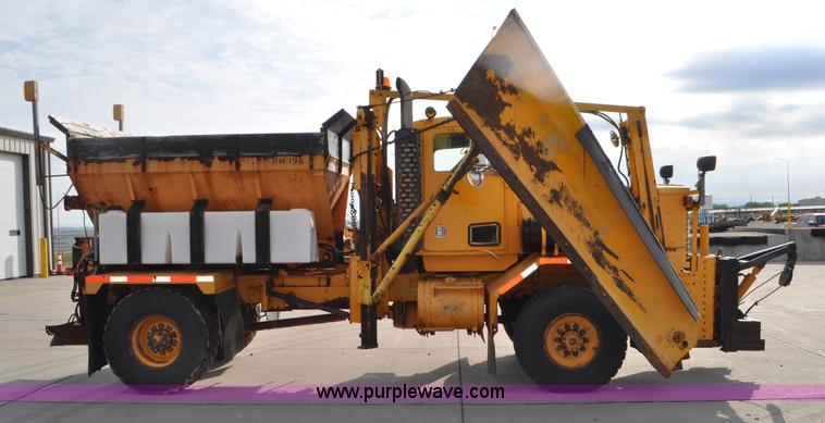 image for item G7431 1989 Oshkosh P25261 plow/spreader truck