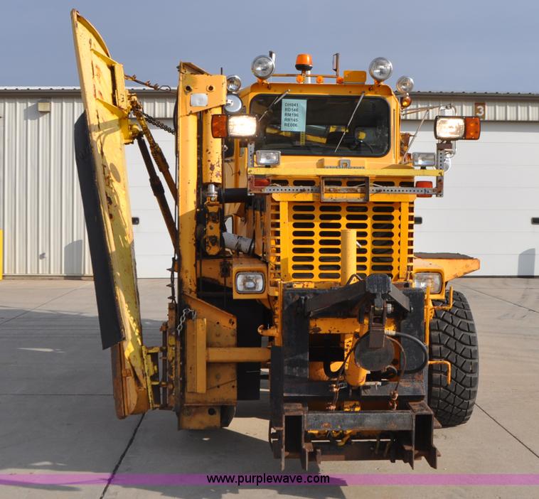 image for item G7431 1989 Oshkosh P25261 plow/spreader truck