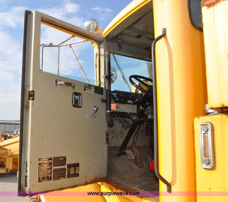 image for item G7431 1989 Oshkosh P25261 plow/spreader truck