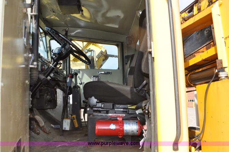 image for item G7431 1989 Oshkosh P25261 plow/spreader truck