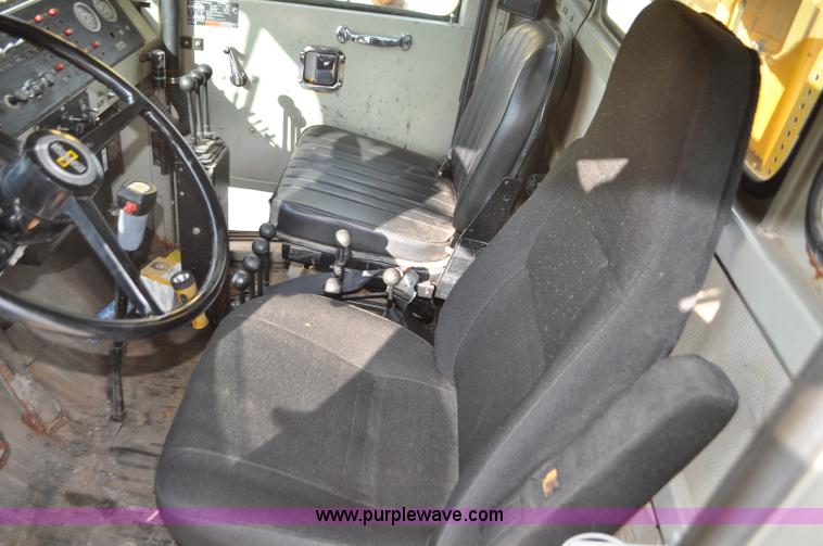 image for item G7431 1989 Oshkosh P25261 plow/spreader truck