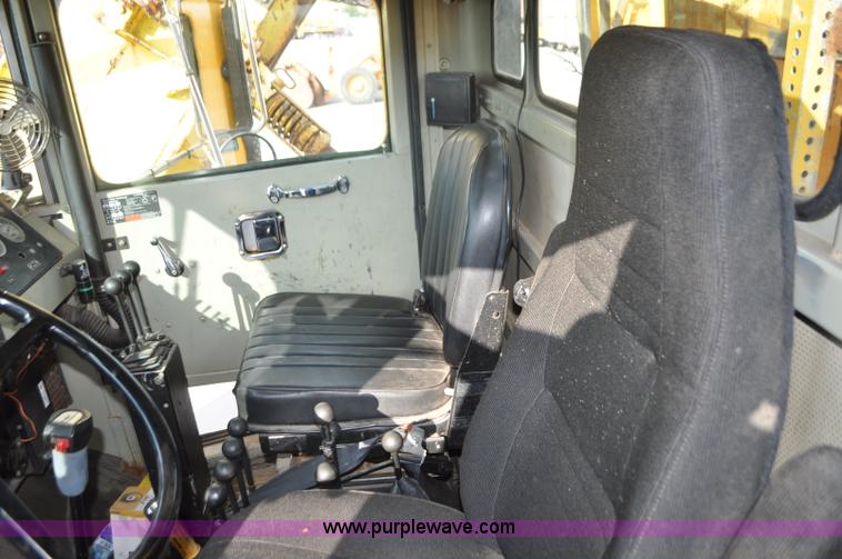 image for item G7431 1989 Oshkosh P25261 plow/spreader truck