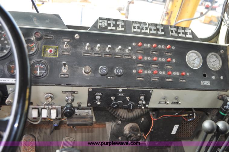 image for item G7431 1989 Oshkosh P25261 plow/spreader truck