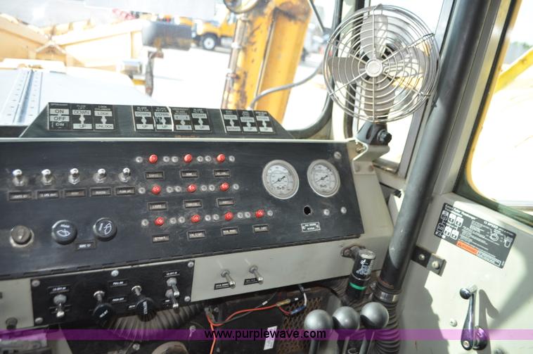 image for item G7431 1989 Oshkosh P25261 plow/spreader truck