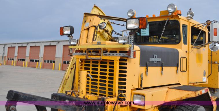 image for item G7431 1989 Oshkosh P25261 plow/spreader truck
