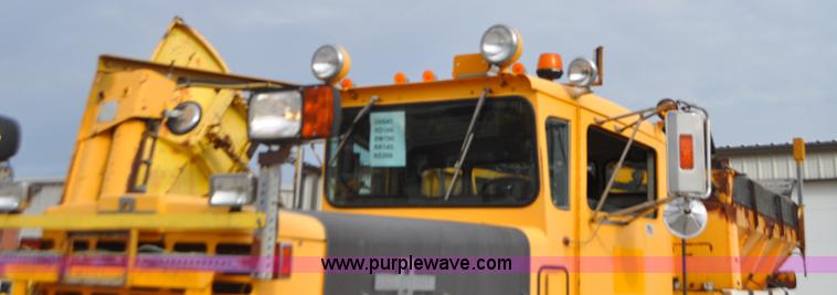 image for item G7431 1989 Oshkosh P25261 plow/spreader truck
