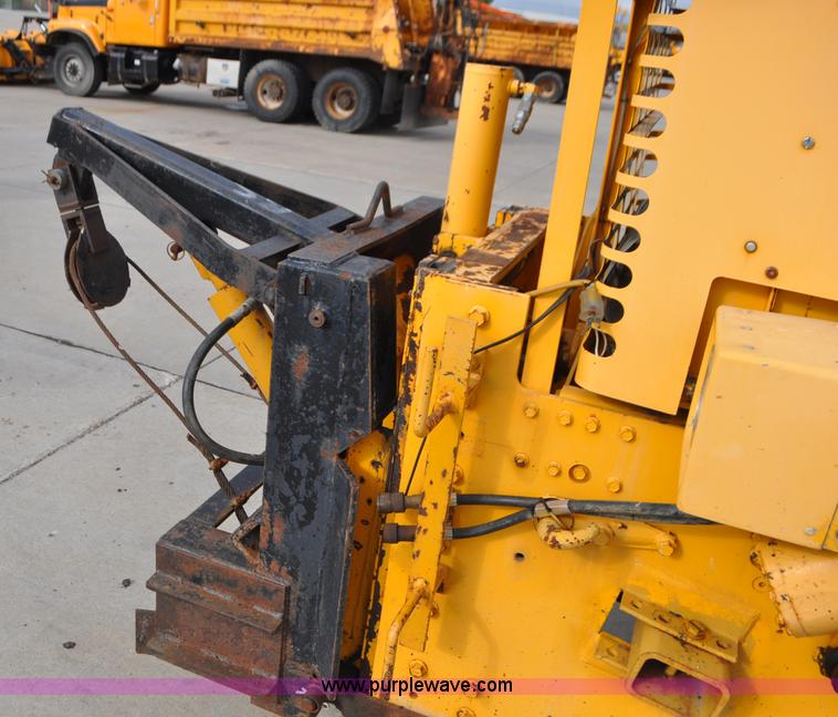 image for item G7431 1989 Oshkosh P25261 plow/spreader truck