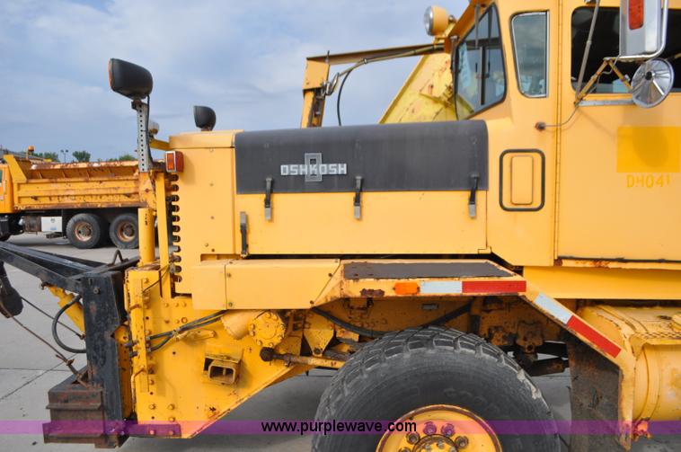 image for item G7431 1989 Oshkosh P25261 plow/spreader truck