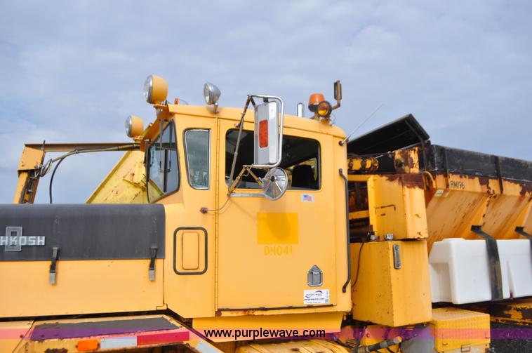 image for item G7431 1989 Oshkosh P25261 plow/spreader truck