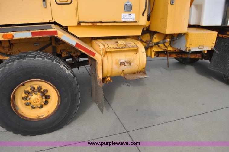 image for item G7431 1989 Oshkosh P25261 plow/spreader truck