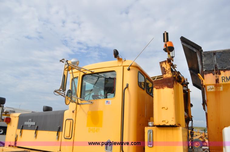 image for item G7431 1989 Oshkosh P25261 plow/spreader truck