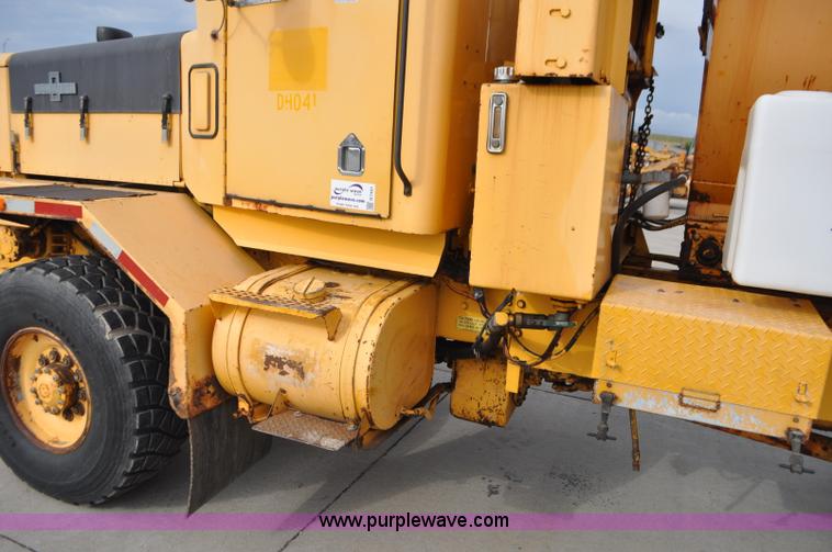 image for item G7431 1989 Oshkosh P25261 plow/spreader truck