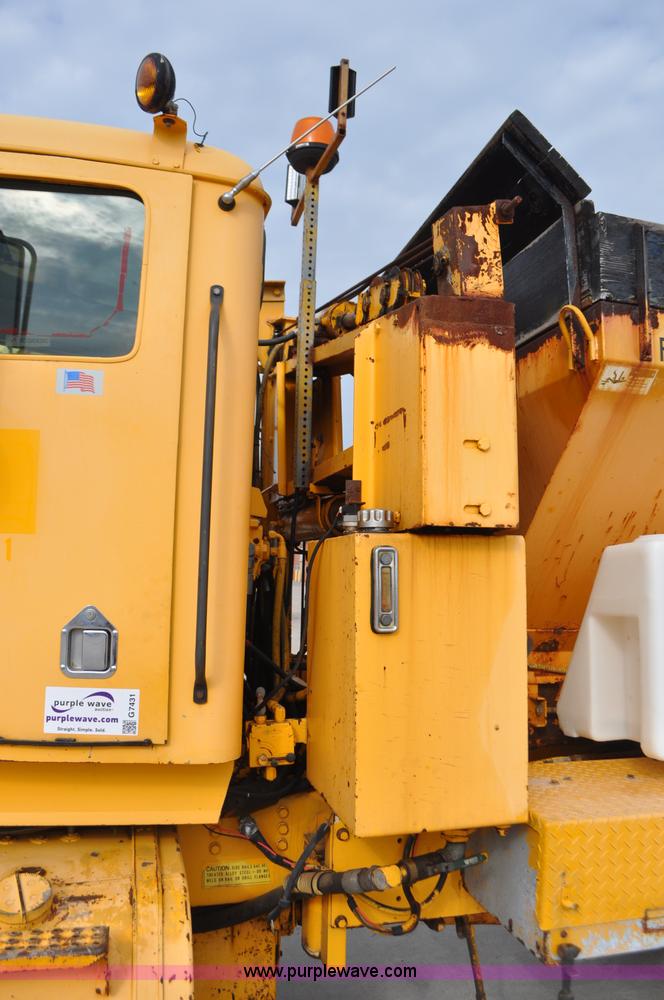 image for item G7431 1989 Oshkosh P25261 plow/spreader truck