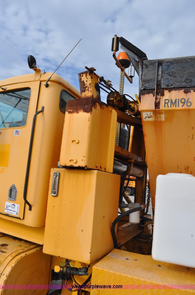 image for item G7431 1989 Oshkosh P25261 plow/spreader truck