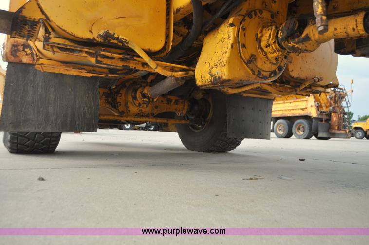 image for item G7431 1989 Oshkosh P25261 plow/spreader truck