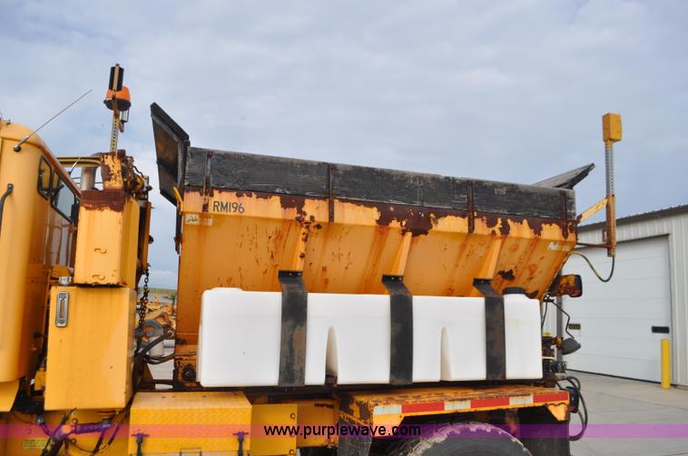 image for item G7431 1989 Oshkosh P25261 plow/spreader truck