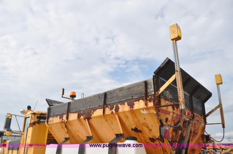 image for item G7431 1989 Oshkosh P25261 plow/spreader truck