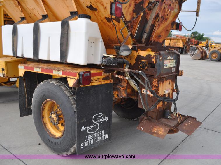 image for item G7431 1989 Oshkosh P25261 plow/spreader truck