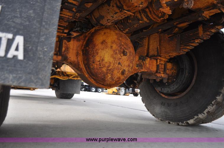 image for item G7431 1989 Oshkosh P25261 plow/spreader truck