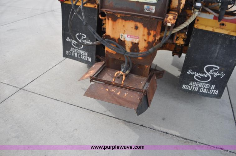 image for item G7431 1989 Oshkosh P25261 plow/spreader truck