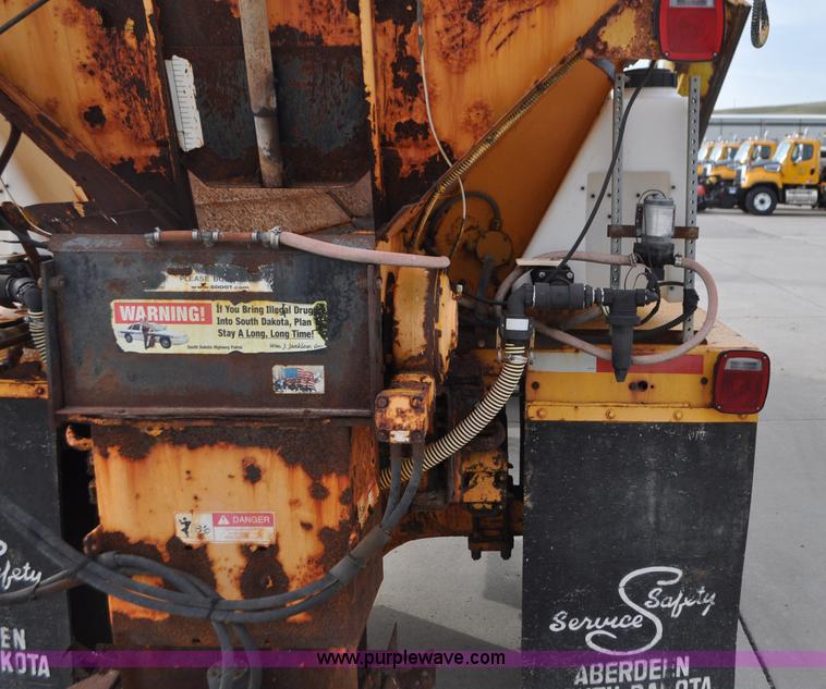 image for item G7431 1989 Oshkosh P25261 plow/spreader truck