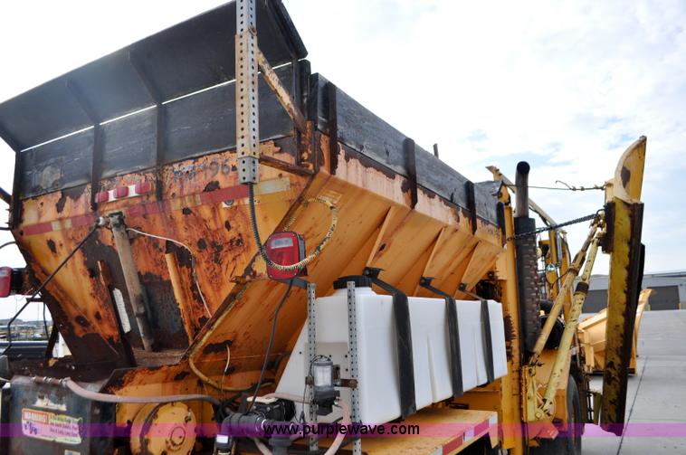 image for item G7431 1989 Oshkosh P25261 plow/spreader truck