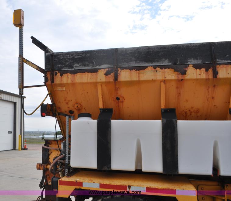 image for item G7431 1989 Oshkosh P25261 plow/spreader truck