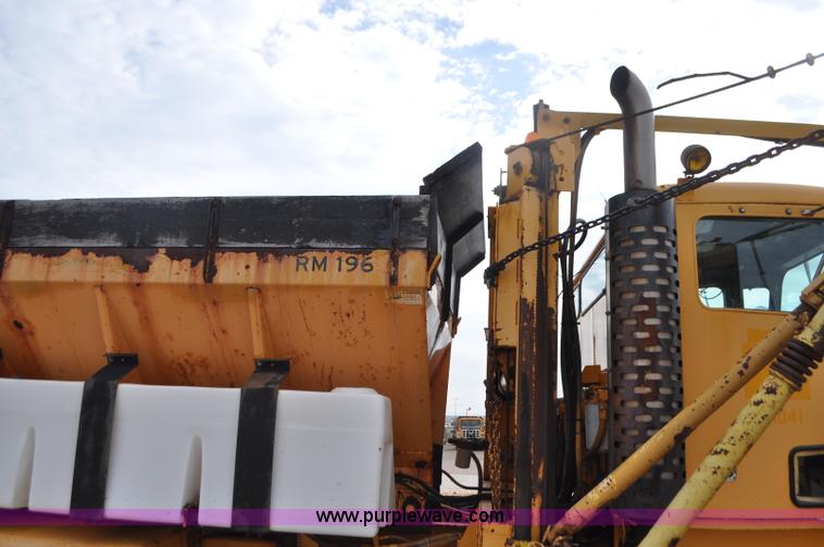 image for item G7431 1989 Oshkosh P25261 plow/spreader truck