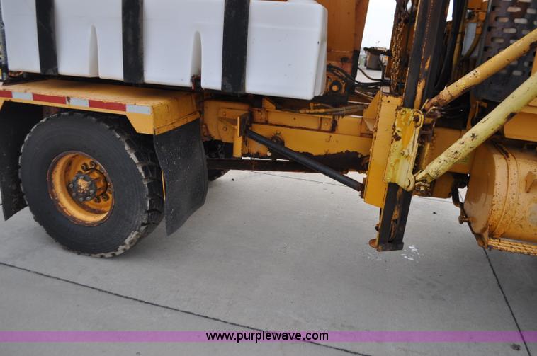 image for item G7431 1989 Oshkosh P25261 plow/spreader truck